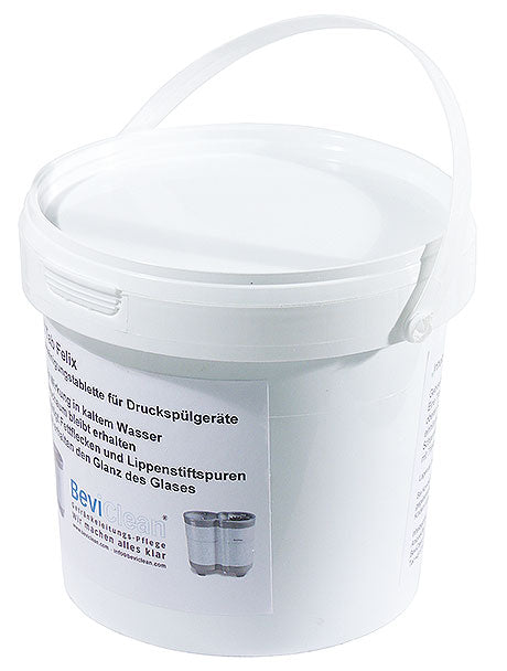 Weißer Eimer mit Reinigungsmittel.