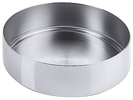Runde, silberne Metallschüssel, leer.