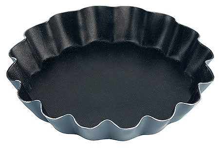 Schwarze, gewellte Backform aus Metall.