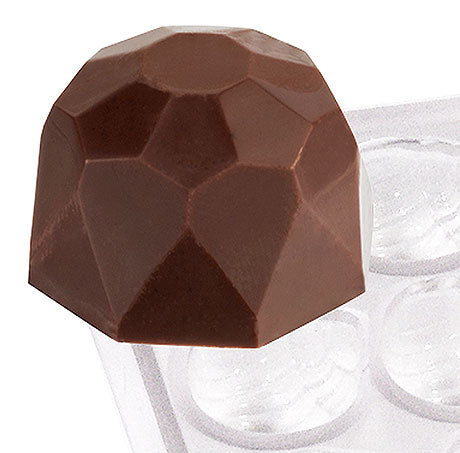 Praline mit geometrischem Muster.