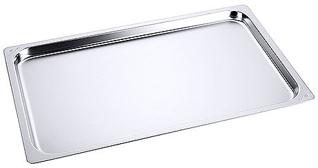 Edelstahl-Gastronormbehälter auf weißem Hintergrund.