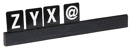 Buchstaben- und Symbolkarten auf Halter.