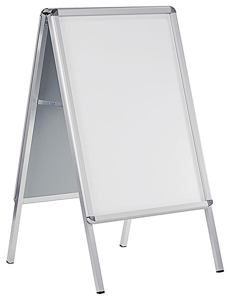 Leere Werbetafel aufgestellt im Freien.