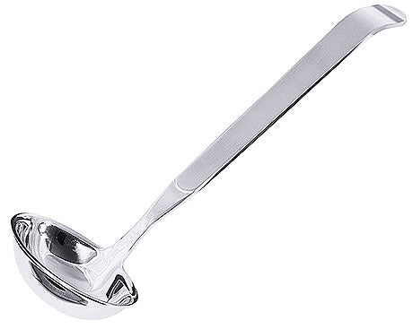 Silberner Schöpflöffel aus Metall.
