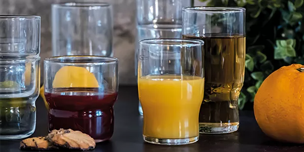 Gläser mit Getränken und Keksen.