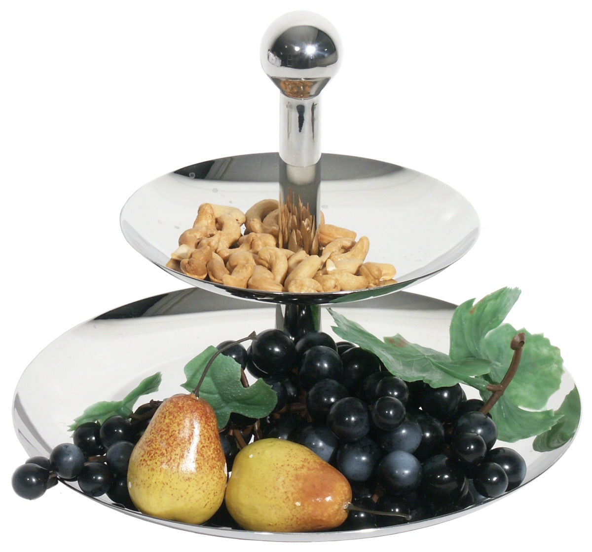 Etagere mit Obst und Nüssen.