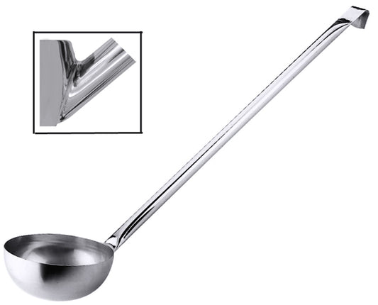 Suppenkelle aus Edelstahl mit Detail.
