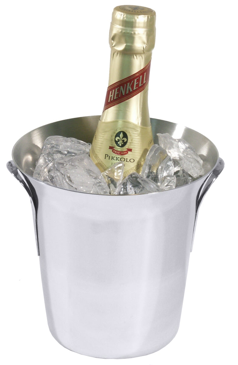 Sektflasche im Eiskübel.