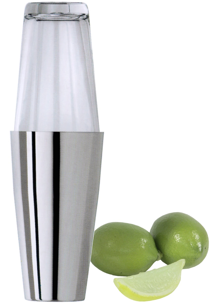 Cocktailshaker mit Limetten und Zitrone.