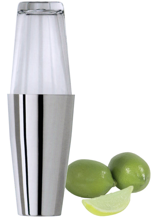 Cocktailshaker mit Limetten und Zitrone.