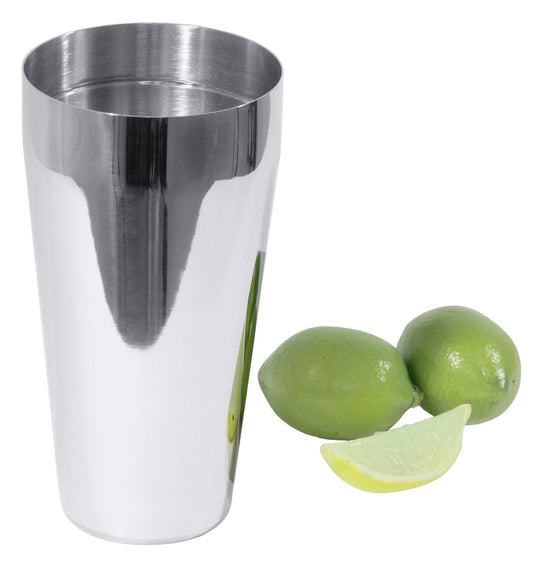 Metallbecher und Limetten.