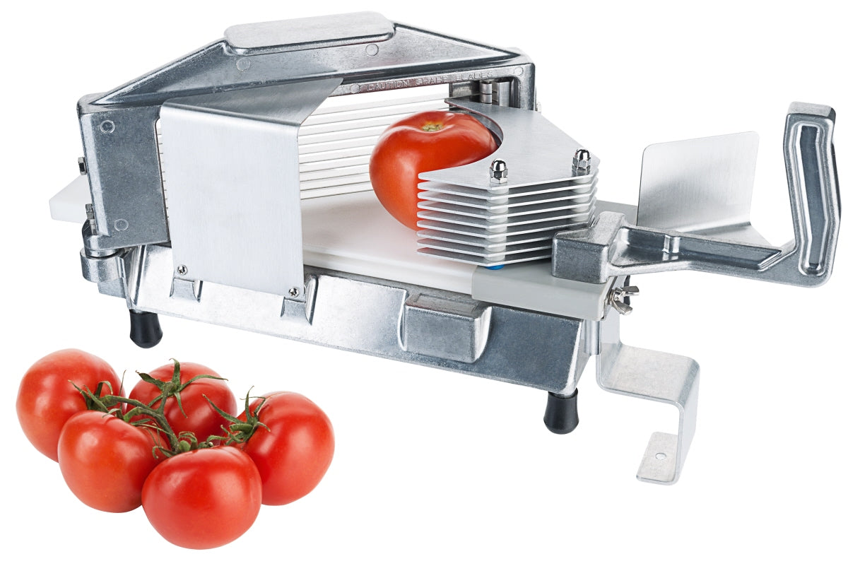 Tomatenschneider mit Tomaten daneben.