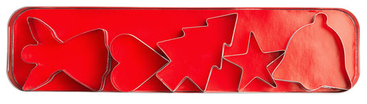 Weihnachts-Ausstechformen auf rotem Hintergrund.