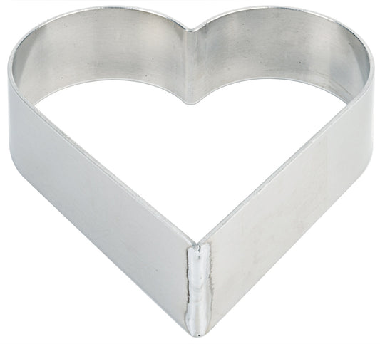 Herzförmige Ausstechformen aus Metall.