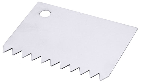 Gezackter Teigschaber aus Metall.
