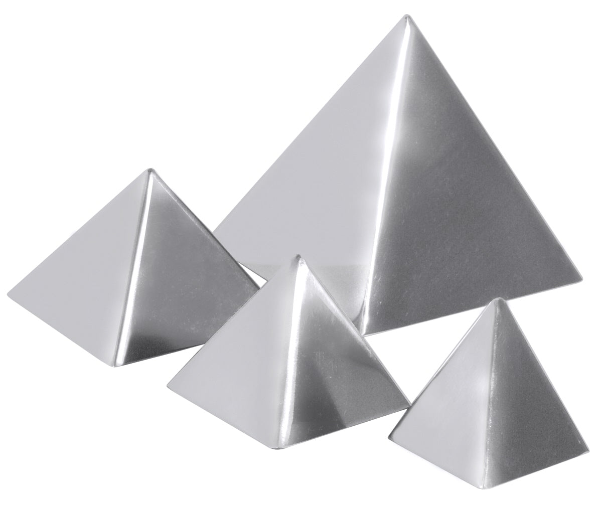 Silberne Pyramiden für Buffetdekoration