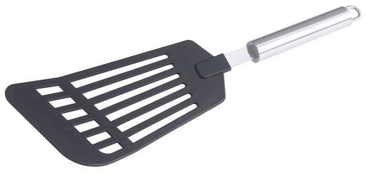 Pfannenwender mit Metallgriff.