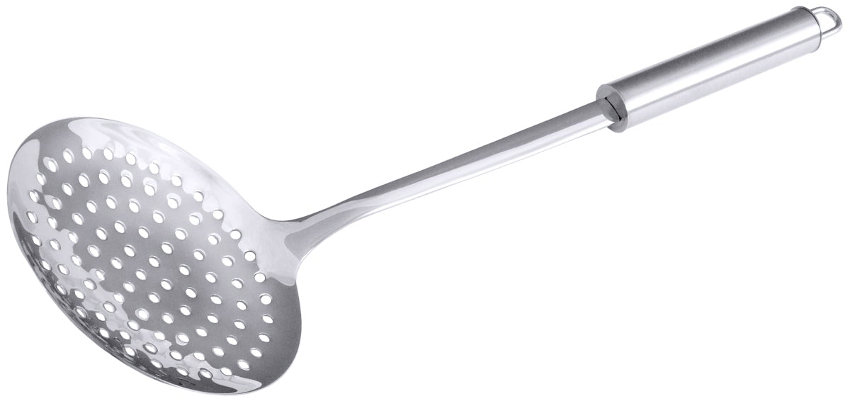 Metallschaumlöffel mit Löchern.