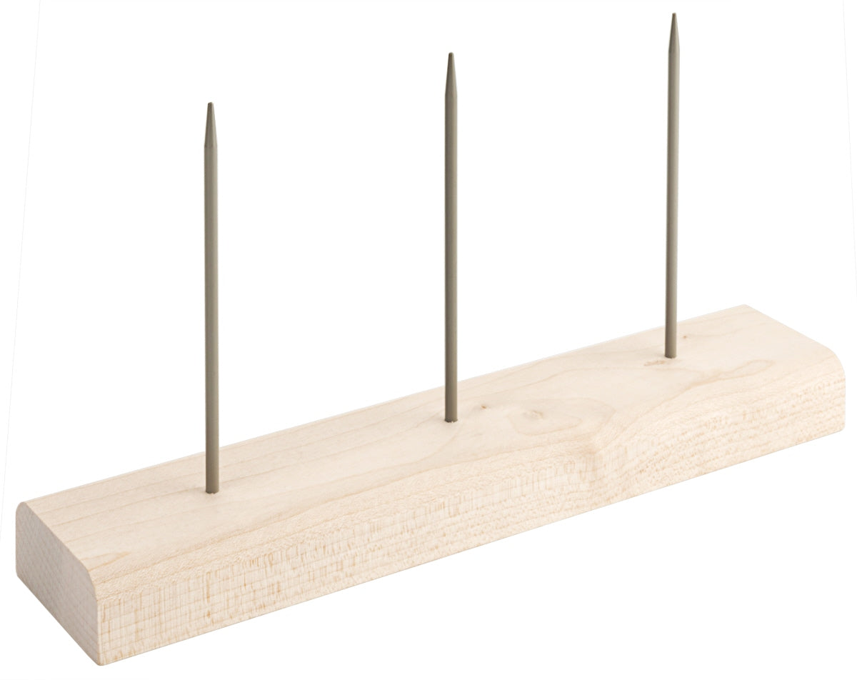Holzständer mit drei Metallstangen.
