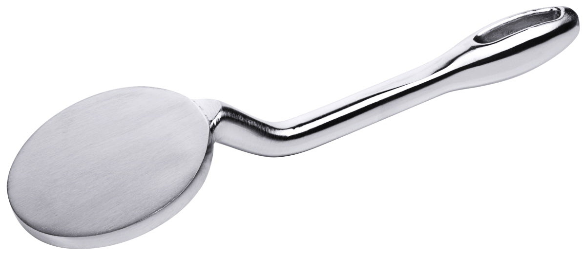 Metallischer Fleischklopfer mit Griff.