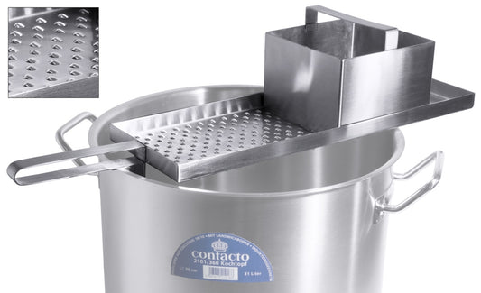 Edelstahl-Kartoffelpresse auf Kochtopf.