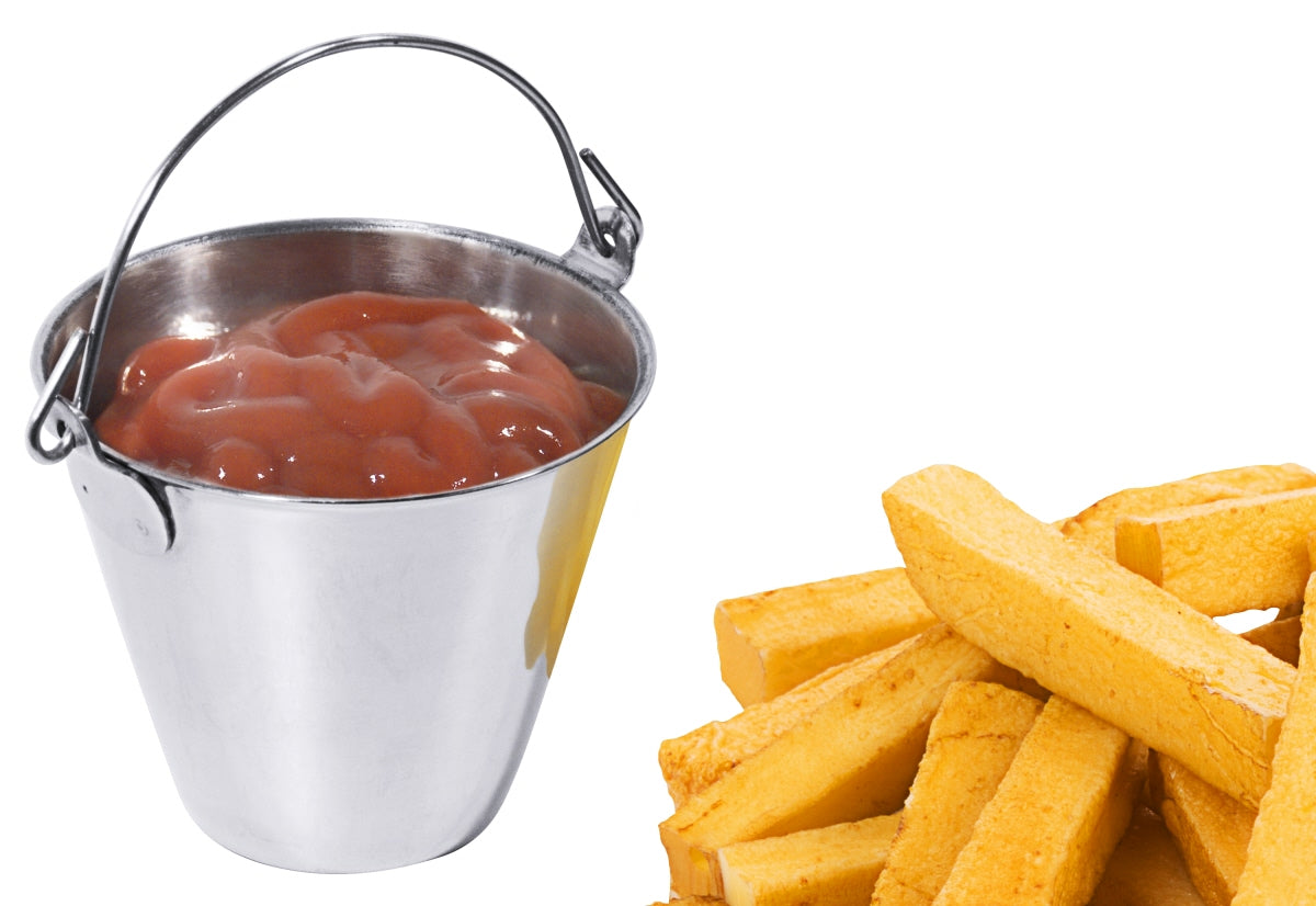 Pommes und Ketchup im Eimer.