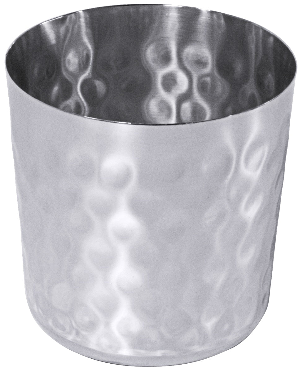 Metallbecher mit gehämmerter Oberfläche.