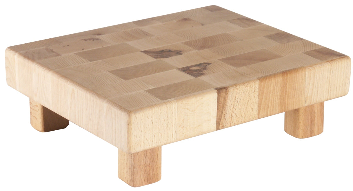 Holzblock mit vier Beinen.
