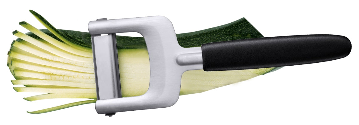 Gemüseschneider mit Zucchinistreifen.