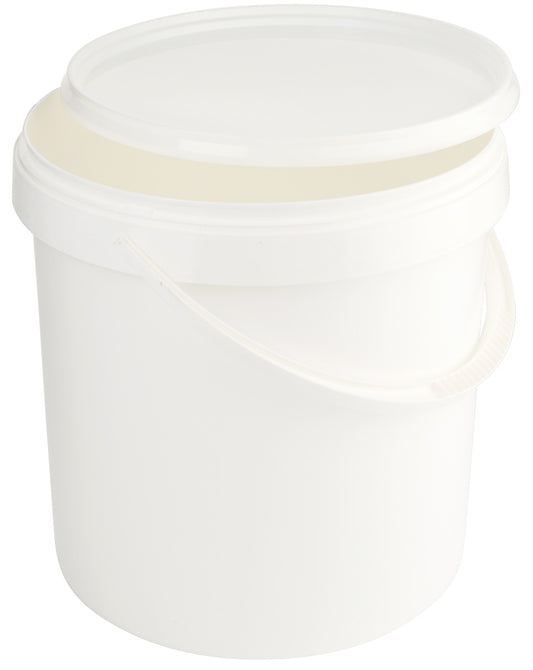 Weißer Plastikeimer mit Deckel.