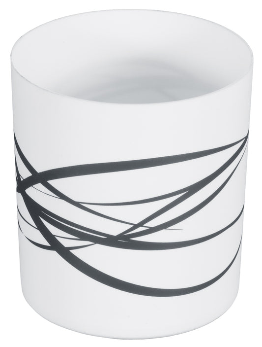 Weißer Becher mit schwarzem Muster.