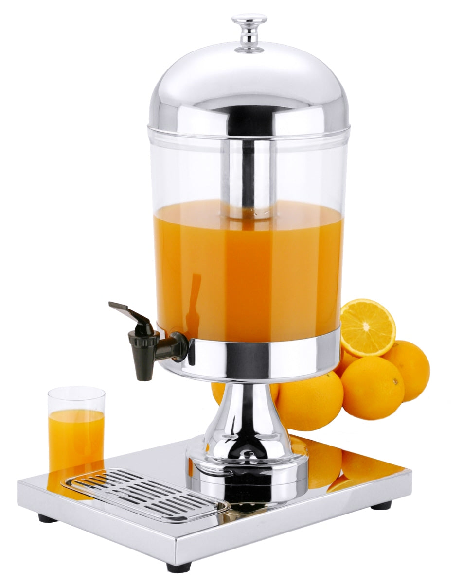 Saftspender mit Orangen und Glas.