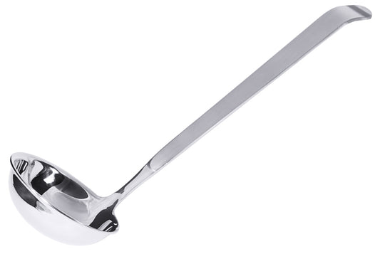 Silberne Suppenkelle aus Edelstahl.
