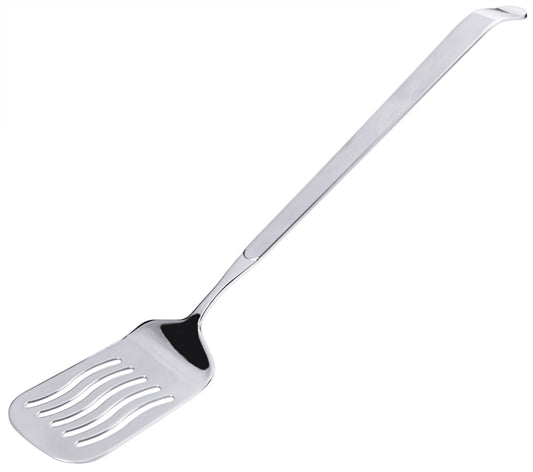 Metall-Pfannenwender mit Schlitzen.