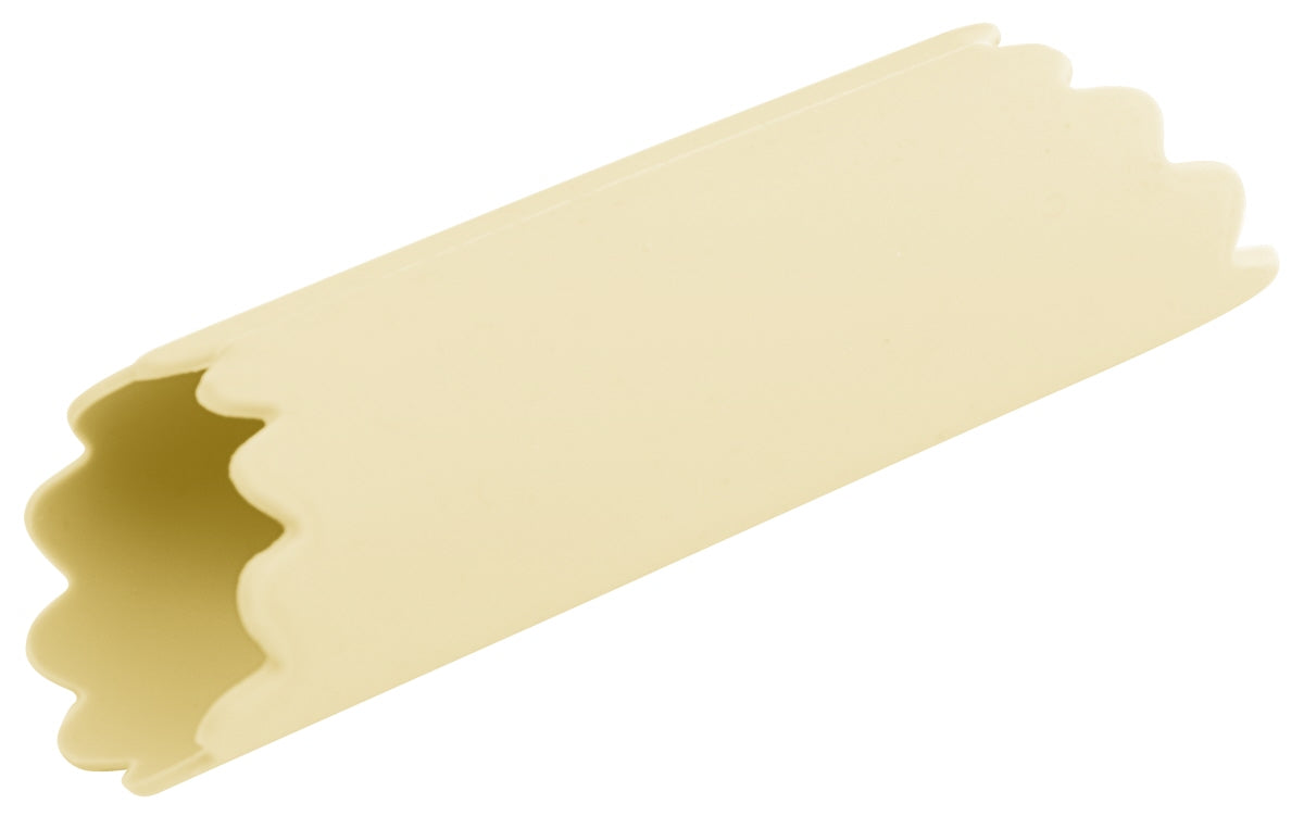 Rohe Pasta auf weißem Hintergrund