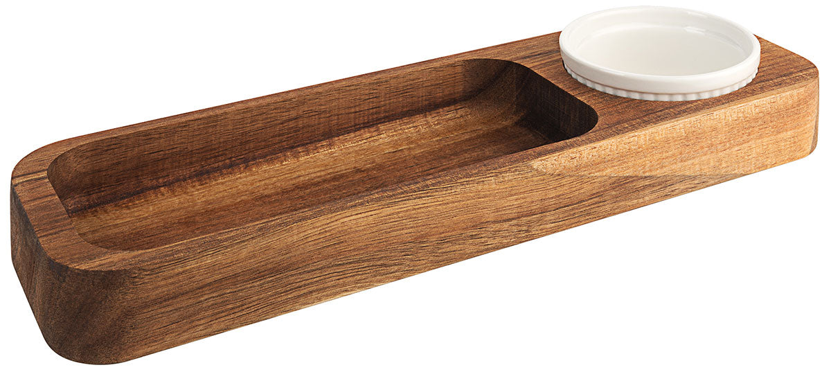 Holztablett mit weißem Schälchen.