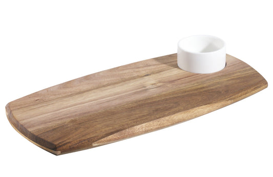 Holzbrett mit weißem Schälchen.