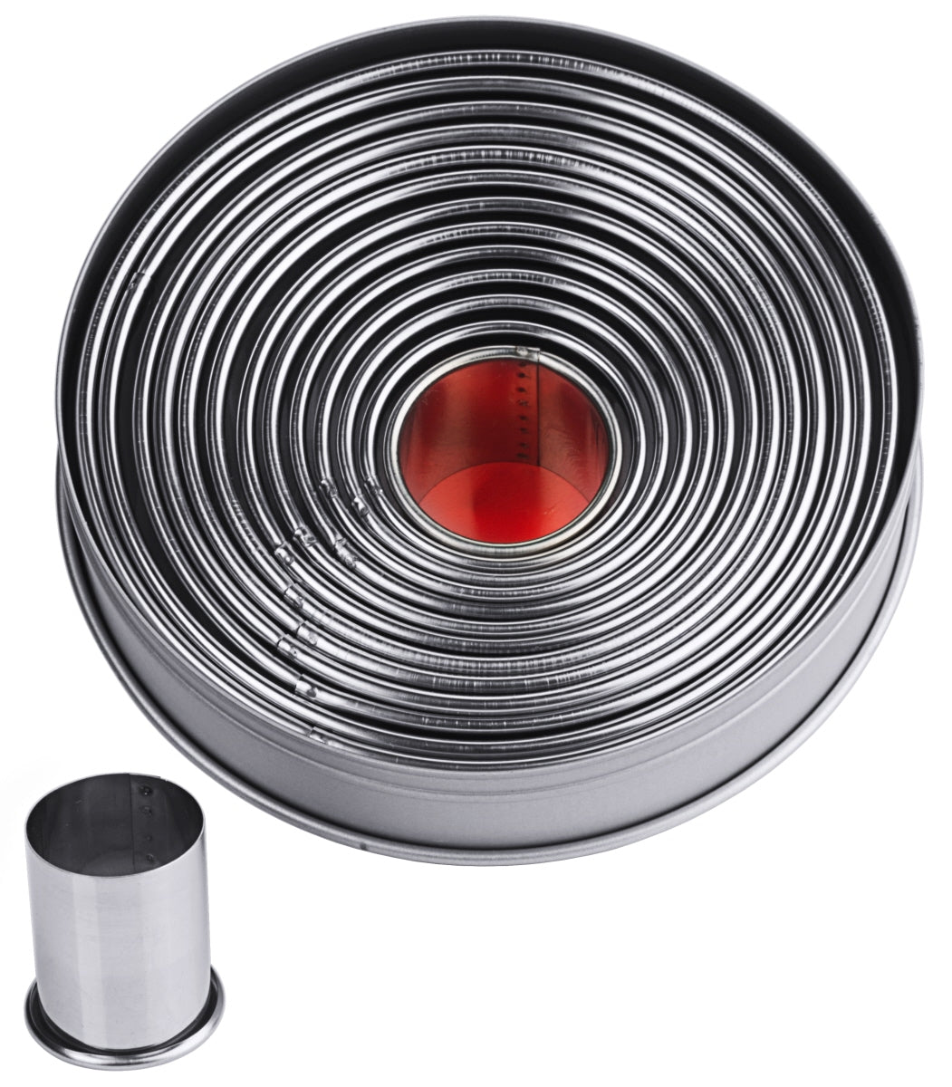 Verschachtelte runde Metallformen, obenansicht.