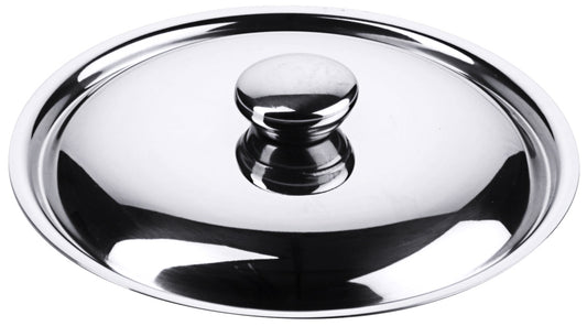 Edelstahl-Topfdeckel auf weißem Hintergrund.