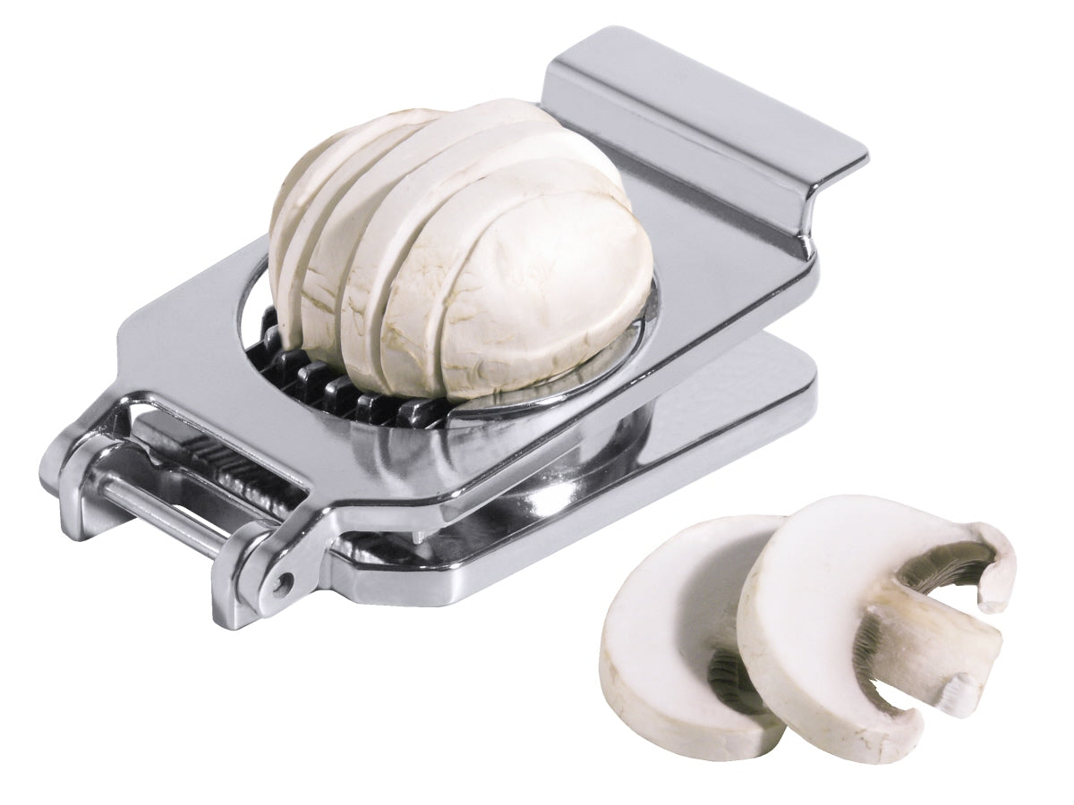 Pilzschneider mit geschnittenen Pilzen.