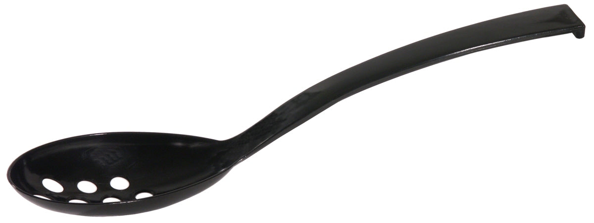 Schwarzer Schaumlöffel mit Löchern.