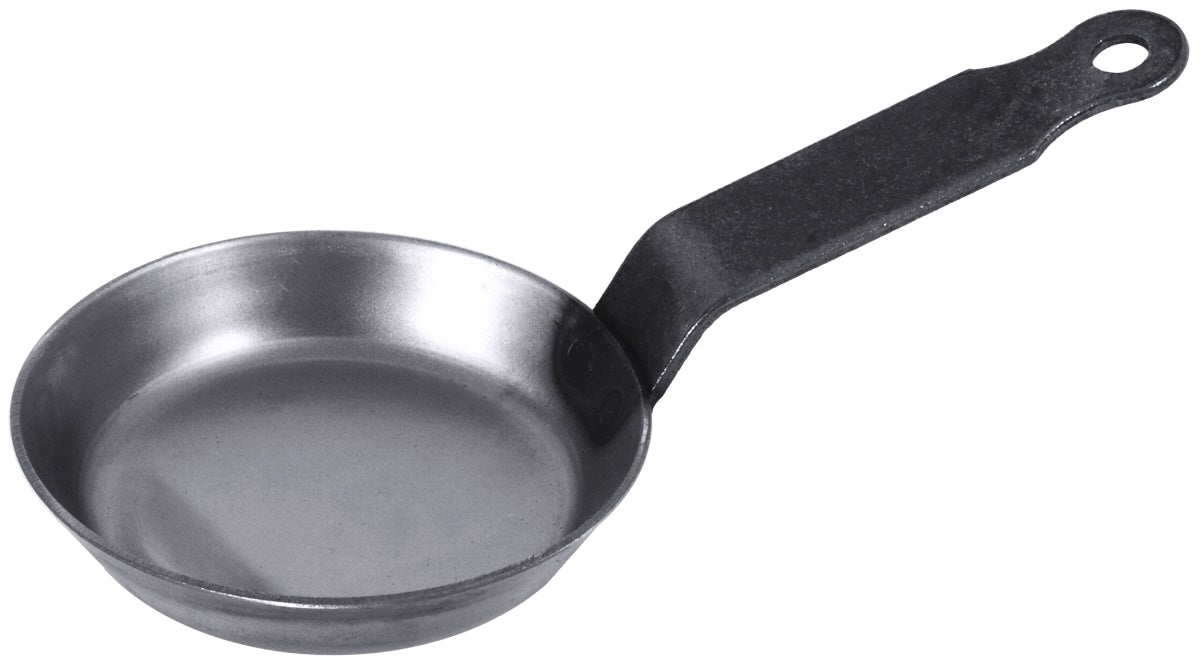 Metallpfanne mit langem Griff.
