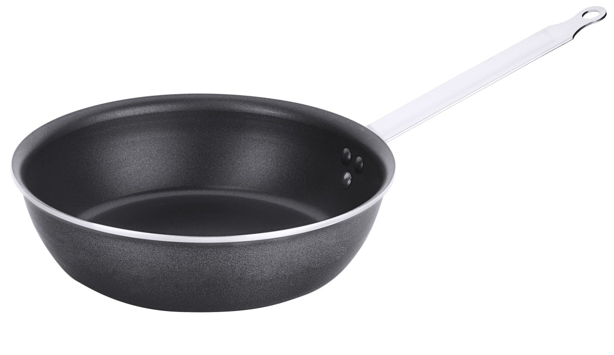 Schwarze Bratpfanne mit langem Griff.