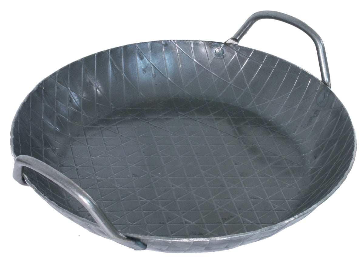 Große, runde, metallene Pfanne.