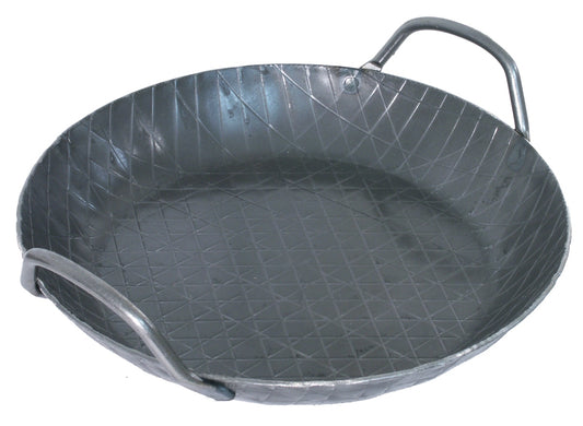 Große, runde, metallene Pfanne.
