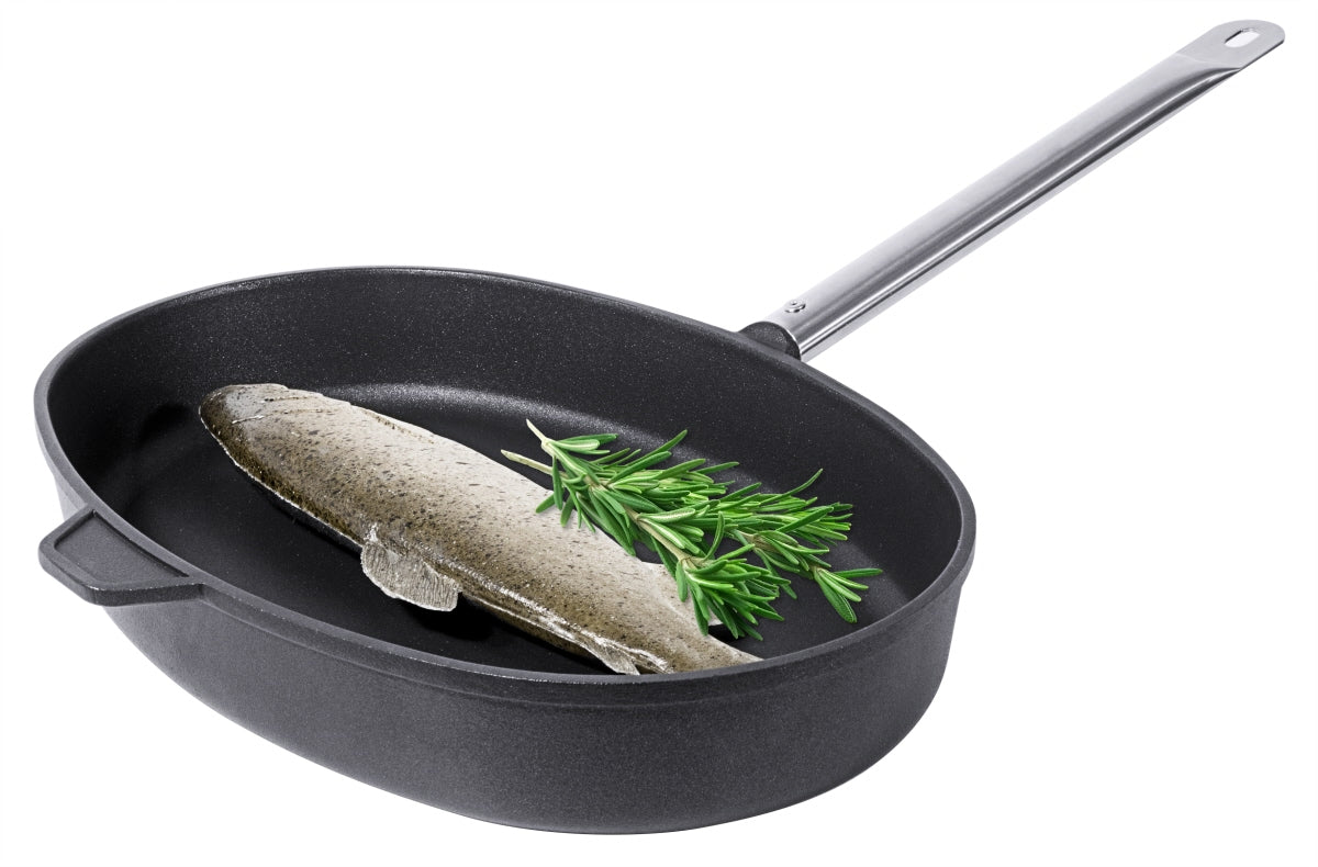 Pfanne mit Fisch und Kräutern.