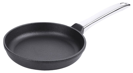 Schwarze Bratpfanne mit silbernem Griff.
