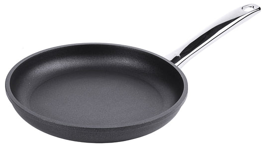 Schwarze Bratpfanne mit Metallgriff.