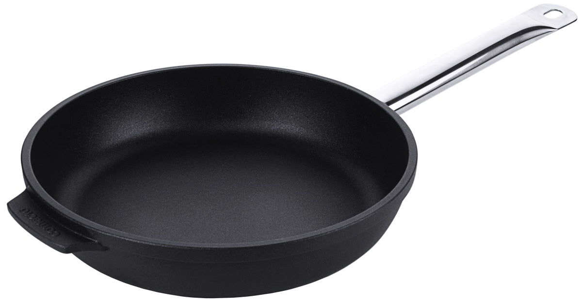 Schwarze Bratpfanne mit Metallgriff.