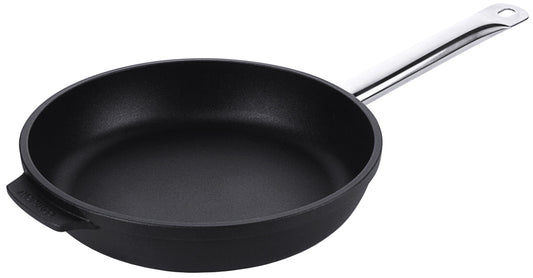 Schwarze Bratpfanne mit Metallgriff.